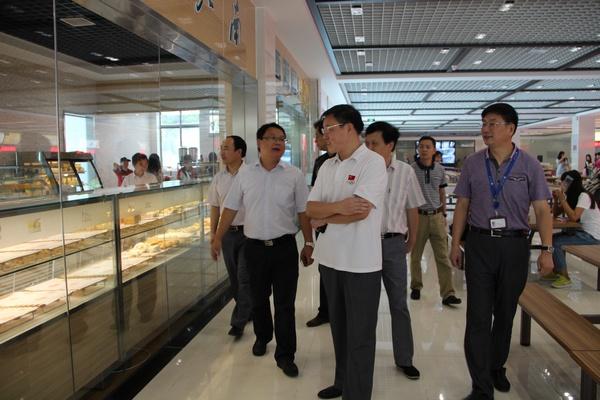 武貴龍書(shū)記新學(xué)期深入學(xué)生食堂 走訪(fǎng)調研后勤保障工作