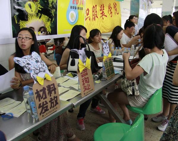 丹桂飄香迎學(xué)子 細微之處見(jiàn)溫情——oety歐億喜迎2014級本科新生入學(xué)