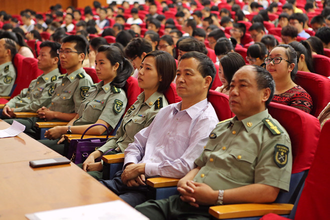 江蘇省大學(xué)生官兵優(yōu)秀代表巡回宣講報告會(huì )