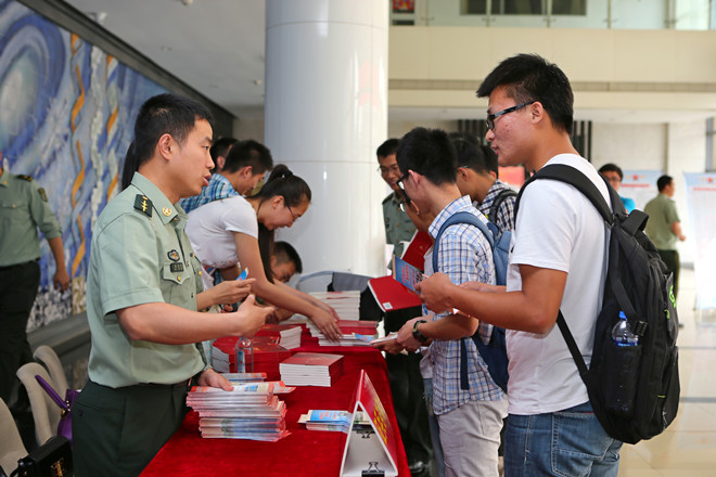 江蘇省大學(xué)生官兵優(yōu)秀代表巡回宣講報告會(huì )