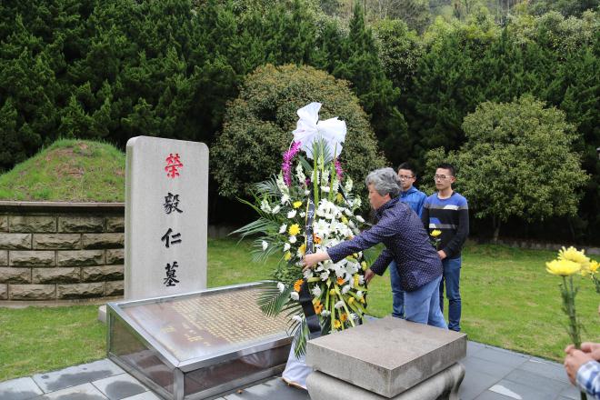 oety歐億師生祭掃榮毅仁及夫人楊鑒清墓地