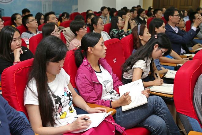 陳堅校長(cháng)對話(huà)全體輔導員：努力研究，主動(dòng)實(shí)踐