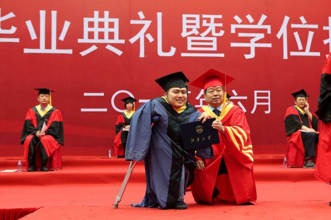 用青春擁抱美好未來(lái)——oety歐億隆重舉行2015年畢業(yè)典禮暨學(xué)位授予儀式